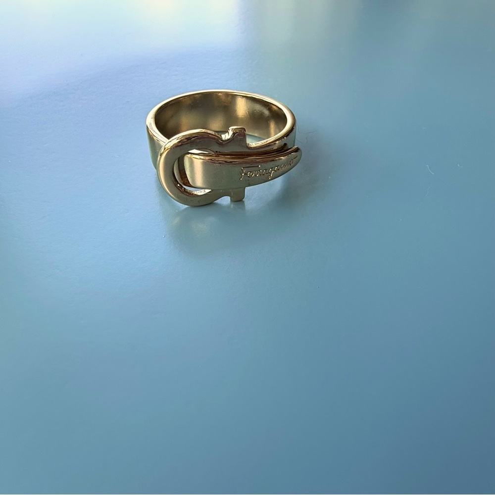 Salvatore Ferragamo SCARF RING, Authentic, Belt design, gold. - Picture 3 of 8